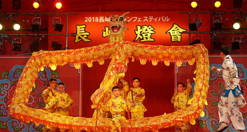 浙江省婺劇団が長崎ランタンフェスティバルを華やかに演出